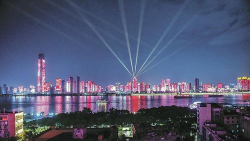 武漢長(zhǎng)江燈光秀獻(xiàn)禮黨的百年華誕 央廣網(wǎng)