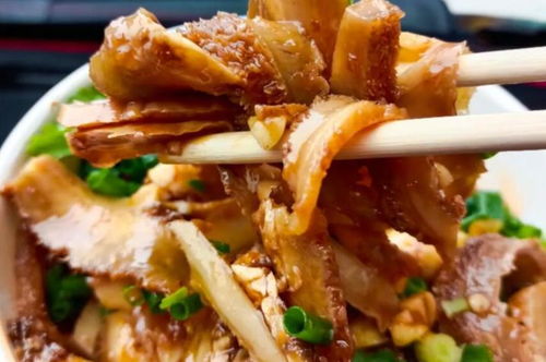 武漢菜市場旁的老味道，牛腰雙拼一絕，環境差來吃的人卻絡繹不絕