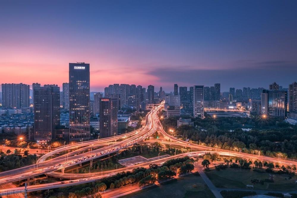 煙火氣與機(jī)遇場 武漢與深圳的就業(yè)選擇之謎